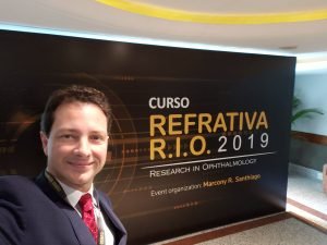 Dr Vinícius Coral Ghanem participou como palestrante e discutidor no Curso sobre Cirurgia Refrativa a Laser no Rio de Janeiro nos dias 22 e 23 de março. Ele apresentou atualizações sobre os temas: "Correção da miopia e hipermetropia com laser" e também sobre "Implante de lentes intraoculares fácicas" que permitem a correção de até 23 graus de miopia, 12 de hipermetropia e 7 de astigmatismo. O evento contou com a presença de, aproximadamente, 600 oftalmologistas de diversos países.