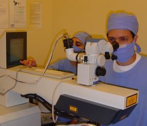 DR VINICIUS REALIZANDO CIRURGIA REFRATIVA - 2002
