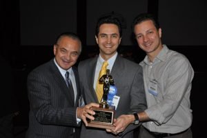 DR. EMIR AMIN GHANEM, DR. RAMON CORAL GHANEM E DR. VINÍCIUS CORAL GHANEM APÓS O RECEBIMENTO DO PRÊMIO ASCRS - USA