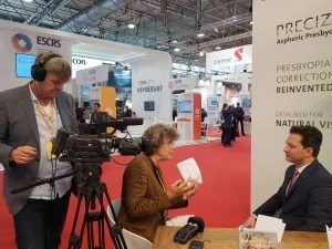 Dr Vinicius Ghanem sendo entrevistado durante Congresso da Sociedade Europeia de Catarata e Cirurgia Refrativa (ESCRS)