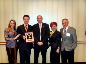 JOSIANE DESCHAMPS DR. VINICIUS C. GHANEM, DR GEORGE WARING, DRA. CLEUSA CORAL GHANEM E DR. EMIR AMIN GHANEM APOS O RECEBIMENTO DO PREMIO
