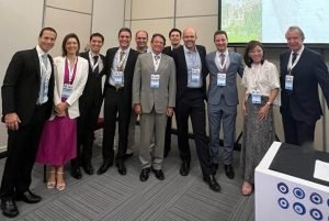Dr. Vinícius Coral Ghanem acompanhado dos outros palestrantes de Cirurgia Refrativa durante Congresso da USP - Novembro 2023