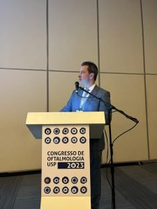 Dr Vinícius Coral Ghanem palestrando durante Congresso de Oftalmologia da USP - Novembro 2023