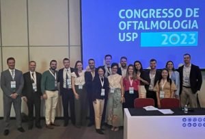 Dr Vinícius Coral Ghanem ao lado de outros palestrantes durante Congresso de Oftalmologia da USP 2023